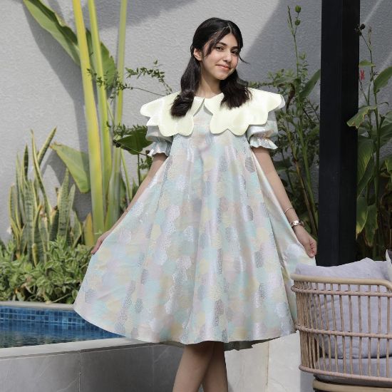 صورة فستان بناتي سداسي ملون | تصميم مفتوح الخصر ودلعة صفراء - 1182